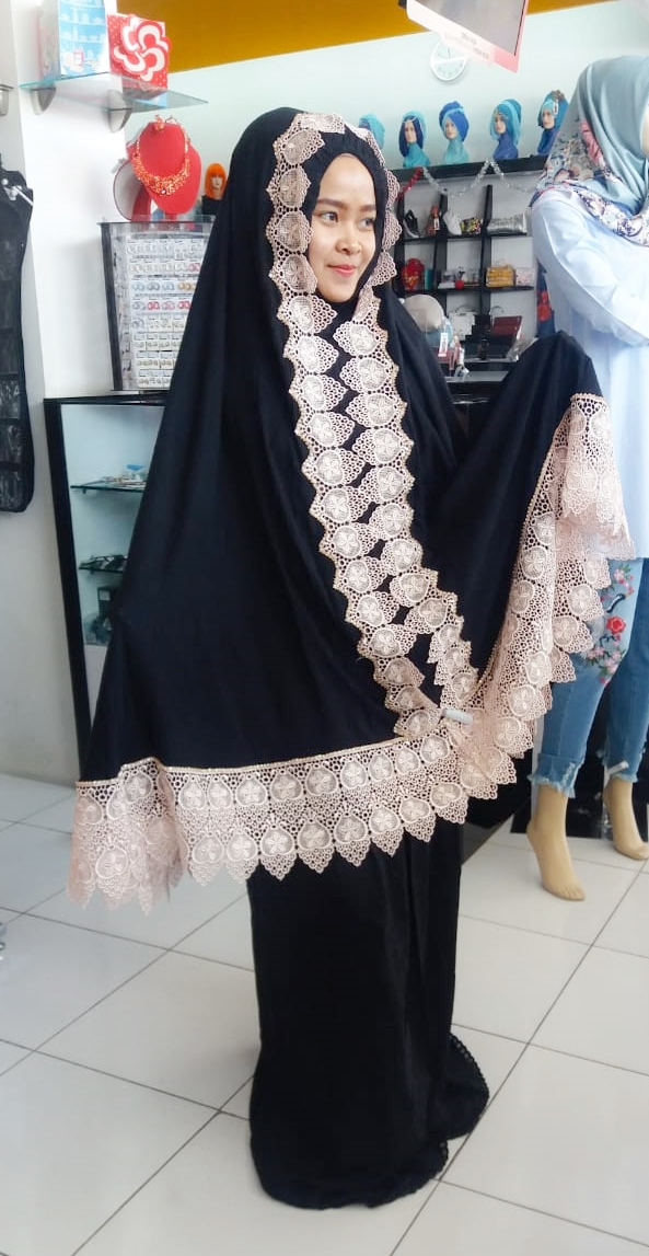 Mukena hitam renda manis.jpg