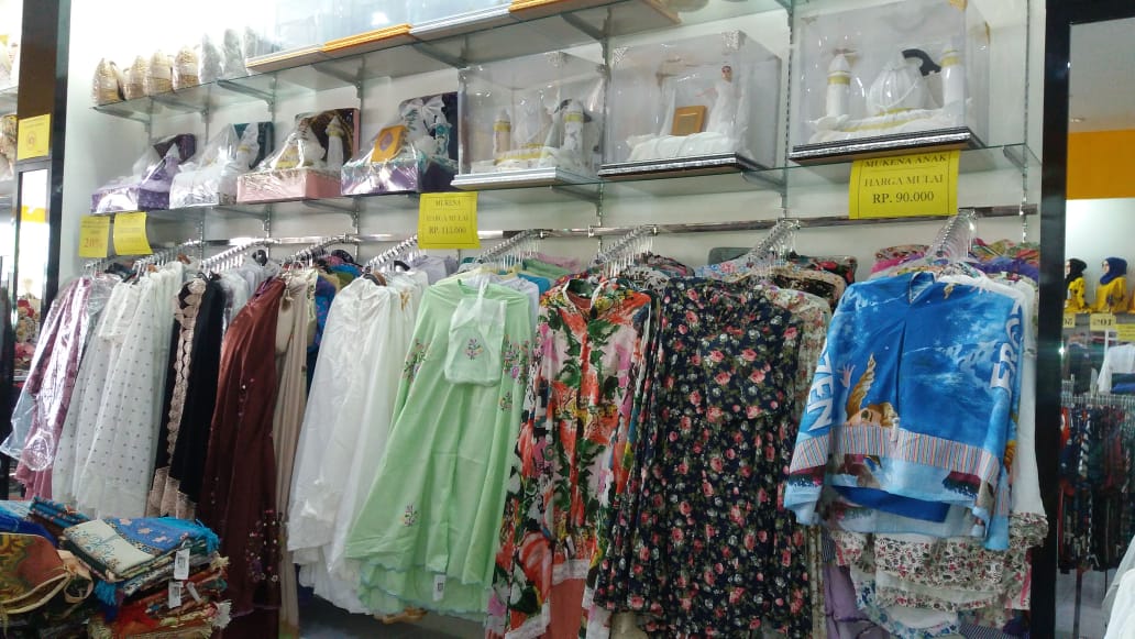 Beraneka Corak dan Warna Mukena.jpg
