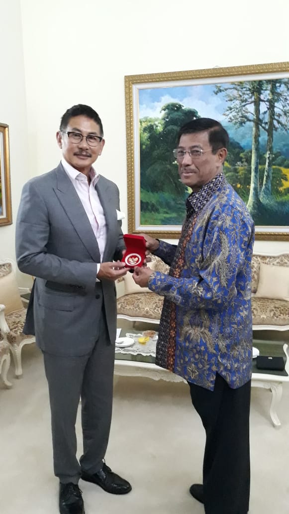Dubes Ahmad Rusdi dan Chutinant Bhirombhakdi.jpg