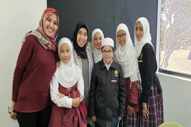 Bertemu Siswa Saat Mengunjungi Sekolah Setempat.jpg