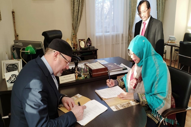 Penandatanganan MoU Kerja Sama antara Sekolah Tinggi Ekonomi Islam (STEI) Tazkia Bogor dengan Universitas Islam Rusia (RIU) di Kazan (2442019.jpg