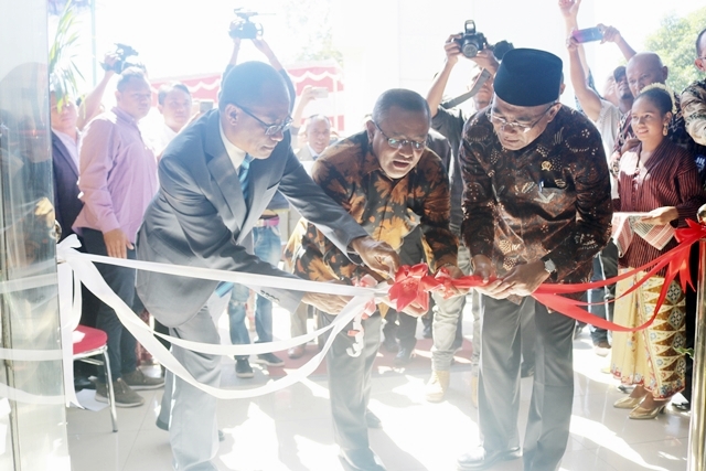 Pengguntingan Pita Dilakukan Bersama-sama.JPG