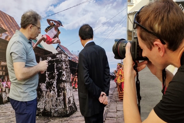 Dubes Wahid Supriyadi dan Fotografer Sergey Kovalchuk melihat foto tradisi Lompat Batu di Nias.jpeg