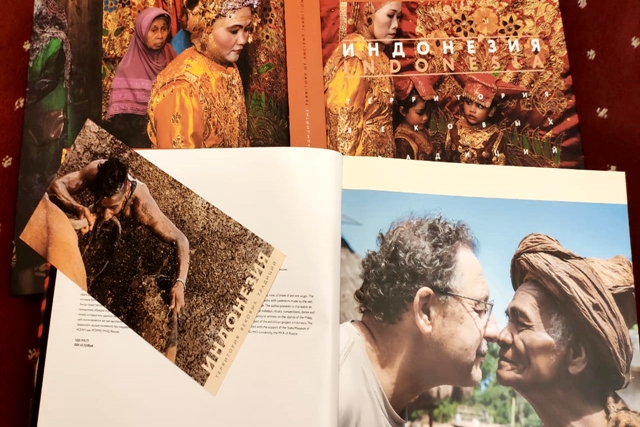 Beberapa foto karya Sergey Kovalchuk berjudul Indonesia. The Territory of Ancient Traditions.jpg