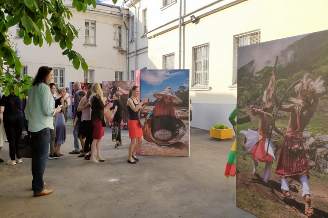 Warga Rusia mengunjungi pameran foto Indonesia. The Territory of Ancient Traditions di Moskow.jpg