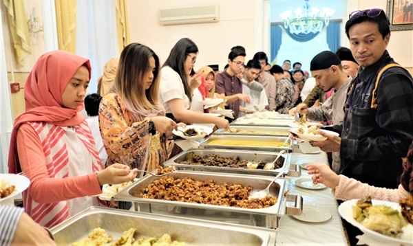 Warga Indonesia antri menikmati aneka hidangan Idul Fitri 2019 di Moskow..jpeg