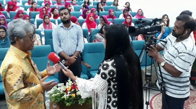 Dubes Islamabad Iwan Diwawancarai Pers Setempat.jpeg