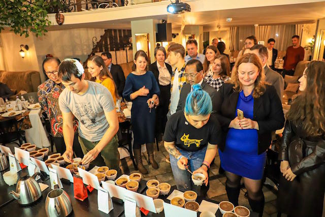 Suasana Mencicipi Kopi Indonesia.jpg