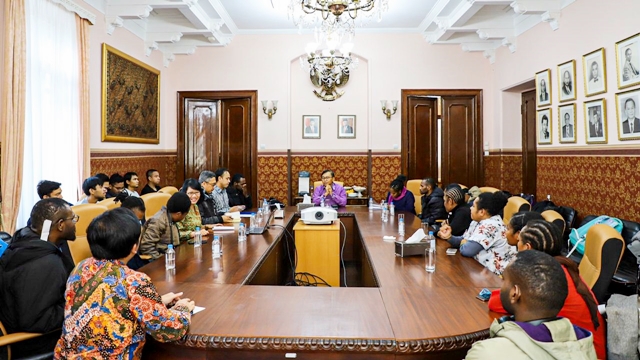 Berbincang sejenak di KBRI.jpg