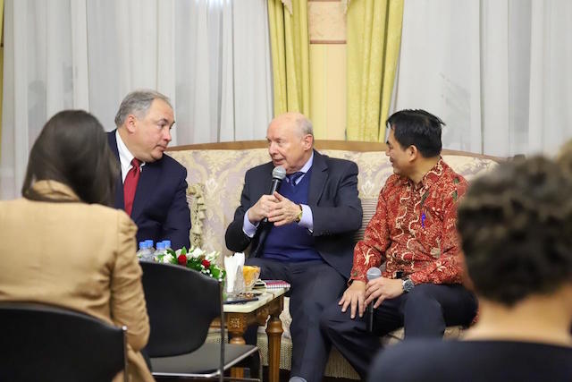 Duta Besar Vladimir Plotnikov dan Mikhail Kuritsyn dalam dialog tentang Indonesia di Wisma Duta KBRI Moskow.jpeg