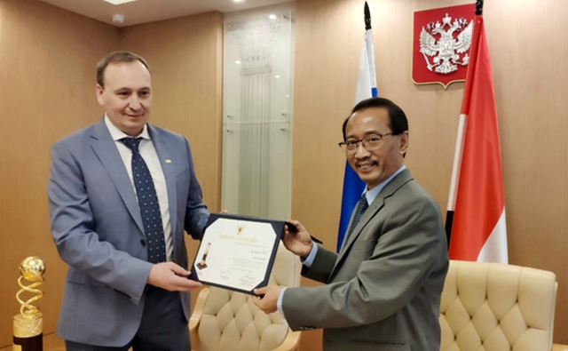 Dubes Wahid Supriyadi Serahkan Primaduta Award kepada Presiden Soyuzsnab JSC, Denis Chernikov.jpg