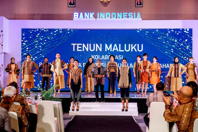 Tenun Ikat Tanimbar .JPG
