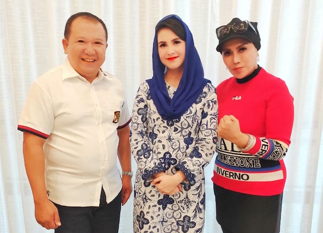 H Hendy Siswanto dan istri bersama Arumi Bachsin Dardak, istri Wagub Jawa Timur.jpg