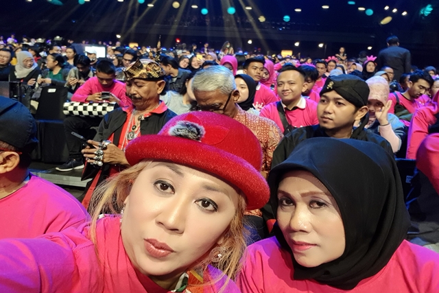 Para supporter Tiara datang dari Jember.jpg