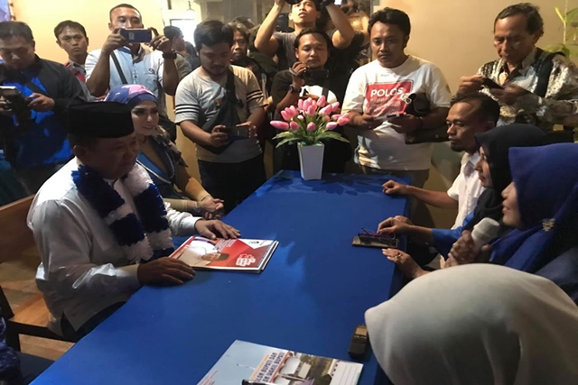 Hendy Siswanto Menjadi yang Pertama Serahkan Berkas Pendaftaran Calon Bupati ke PAN dan Demokrat