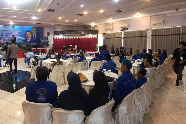 Anggota Partai Demokrat Mendengarkan Pemaparan Bacabup H Hendy Siswanto.jpg