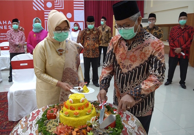 Pemotongan Tumpeng Tanda Syukur Atas Hari Kemerdekaan RI.jpeg