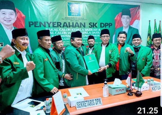 Penyerahan SK DPP Partai Persatuan Pembangunan kepada H Hendy Siswanto.jpg