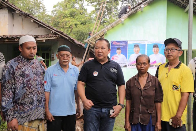 Haji Hendy Siswanto Bedah Rumah Bu Pur, Warga Umbulrejo, Bersama Komunitas Tombo Ati.jpg