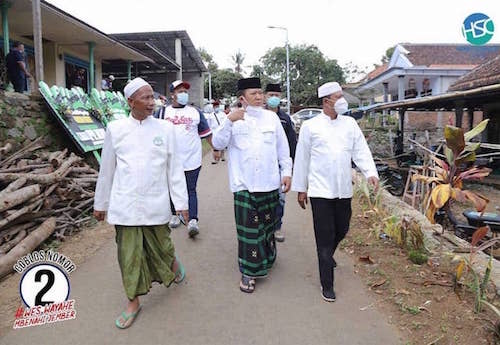 Haji Hendy Bantu Warga Lebarkan Jalan di Dusun Baban Timur.jpg