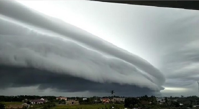Awan tsunami di Aceh.jpeg