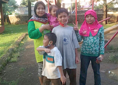 Gilang bersama Ibu dan ketiga adiknya.png