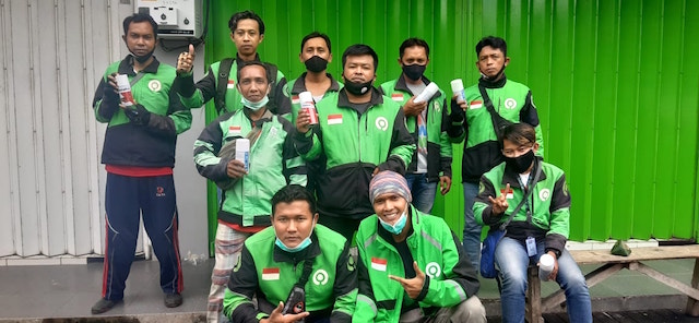 Para Ojol Inisiator Peduli Sesama Lingkari Lubang di Jalan dengan Pilox.jpg