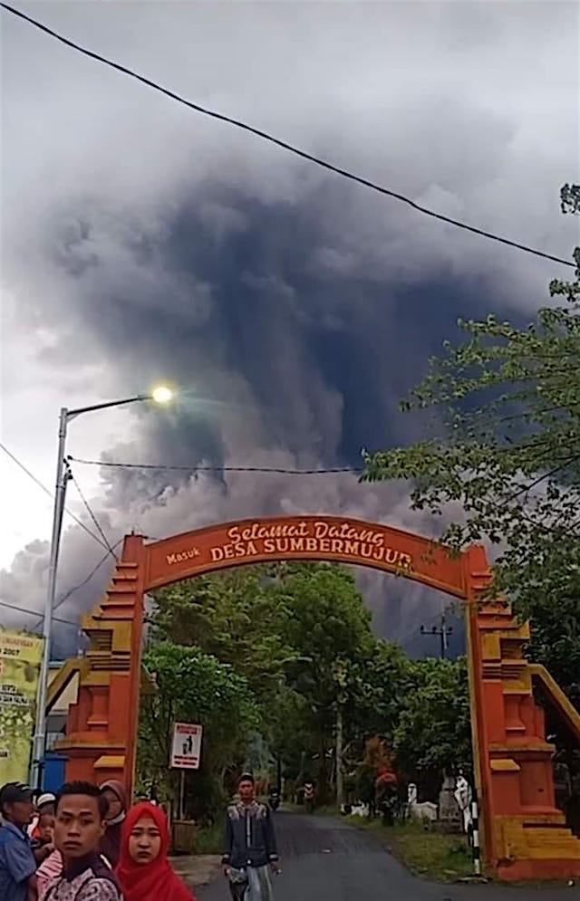 Warga Desa Sumbermujur Selamatkan Diri.jpg