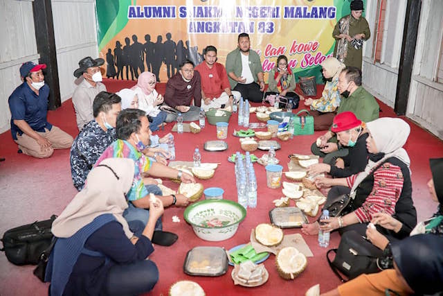 Bupati Hendy dan Keluarga Mencicipi Durian Asli Jember.jpeg