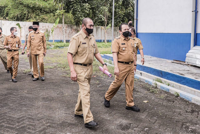 Bupati Hendy dan Wabup Firjaun Didampingi Plt Kadis Disperindag Widodo Julianto Inspeksi Gudang Disperindag Jember.jpeg