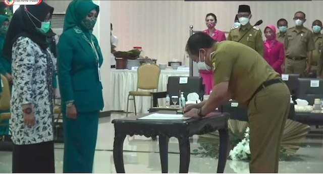 Penandatanganan Serah Terima Kepengurusan TP PKK Kabupaten Jember.png