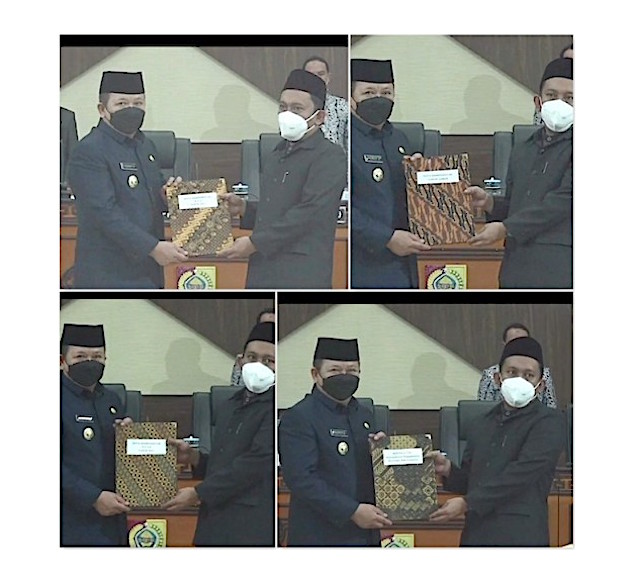 Bupati Hendy menerima nota kesepakatan yang telah ditandatangani untuk mengembalikan senyum masyarakat Jember.jpeg