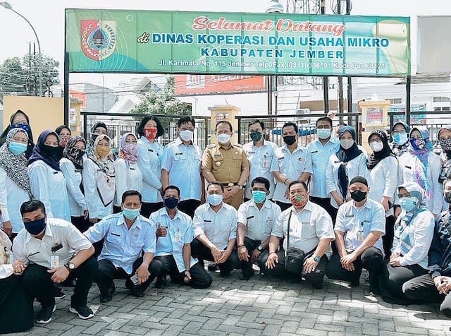 Berfoto Bersama di Dinas Koperasi Usaha Mikro Kabupaten Jember.jpeg