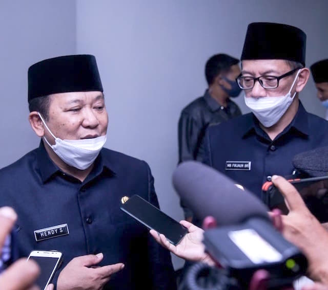 Bupati Jember Hendy Siswanto dan Wakil Bupati MB Firjaun Barlaman menjawab pertanyaan wartawan.jpeg