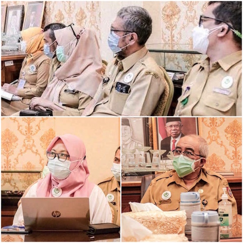 Sedang Menyimak Pemutaran Tayangan RS.jpg