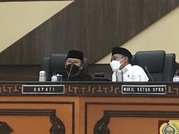 Bupati Hendy Siswanto dan Ahmad Halim, Wakil Ketua DPRD Jember.jpeg