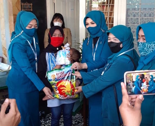 Pemberian Bantuan Beras bagi KK Membutuhkan.jpeg
