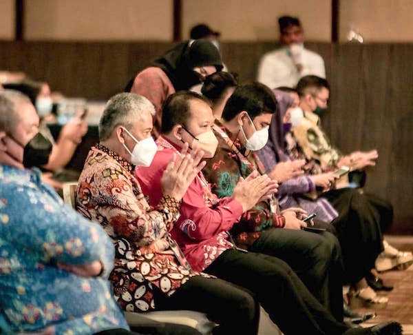 Bupati Jember Hendy Siswanto Bersama Para Undangan Lainnya.jpeg