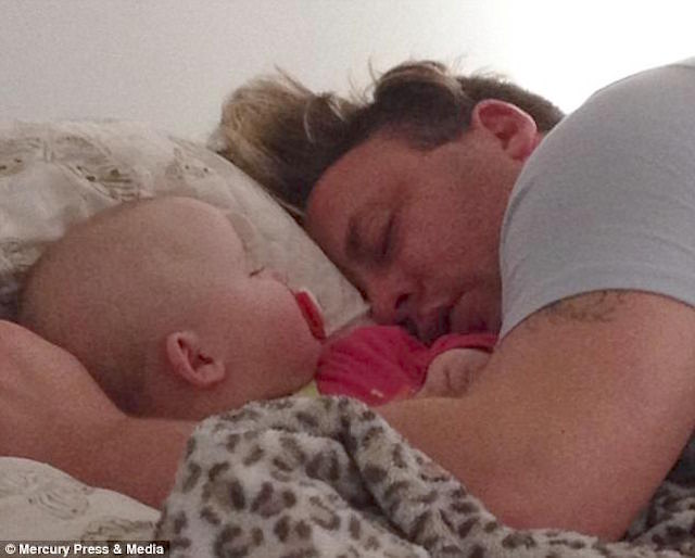 Mikey Murrell Tidur Bersama Buah Hatinya.jpeg