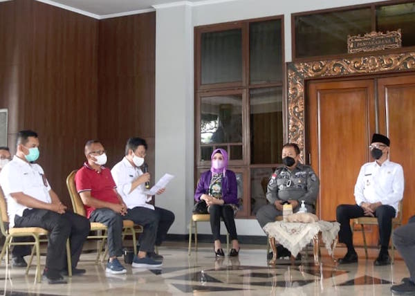 Jelang pelepasan pengiriman jagung di Pendopo Wahyawibawagraha.jpeg