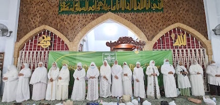 Seluruh hadirin berpakaian dan berjilbab serba putih.jpeg