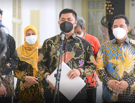 Ketua Tim Seleksi, Yuri Ardiantoro, Usai Menyerahkan Daftar Calon Anggota KPU dan Bawaslu 2022-2027.jpeg