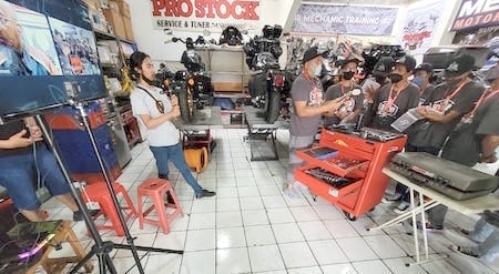 Suasana Kelas Praktek SOKB Hybrid Indonesia-Amerika .jpeg