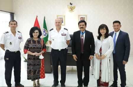 Menteri ATR BPN Hadi Tjahjanto dan keluarga sesaat seusai menerima penghargaan dari Pemerintah Prancis.jpg