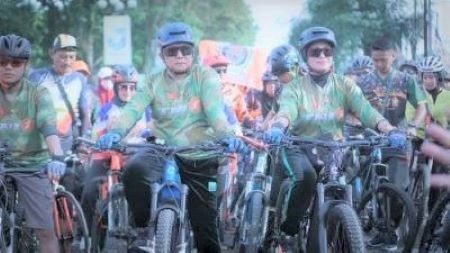 Bupati Jember Hendy Siswanto dan Istri di antara 15.000 peserta fun bike.jpg
