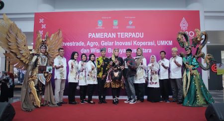 Dra Hj Kasih Fajarini dan tim di Pameran Terpadu Investrade, Agro, Gelar Inovasi Koperasi, UMKM dan Wisata Budaya Nusantara di Mega Mall Batam Center, Kalimantan Timur.jpeg