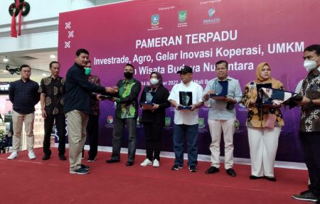 Penyerahan 2 trofi kemenangan untuk Kabupaten Jember diterimakan oleh Chairul Dwi Tj dari Sub Koord Pengendalian Distribusi Perekonomian dan SDA..jpeg