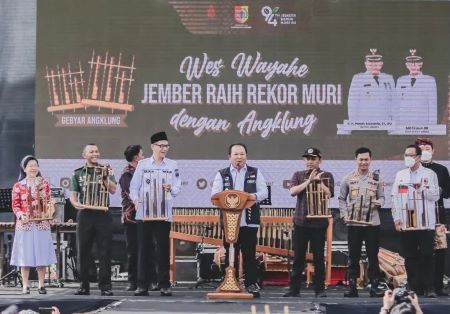 Wes Wayahe Jember Raih MURI dengan Angklung.jpg