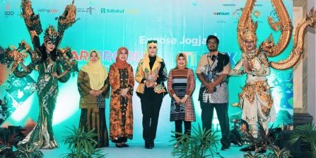 Hj Kasih Fajarini (tengah) berfoto bersama Kadiskop Kediri, Ketua Ikawati BPN Jatim dan Kadispar Jogja..jpeg