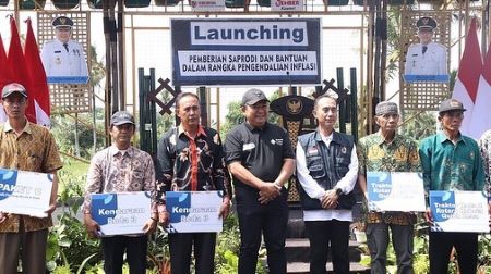 Secara Simbolis, Bantuan Saprodi dari Pemkab Jember Diterima Masyarakat.jpg